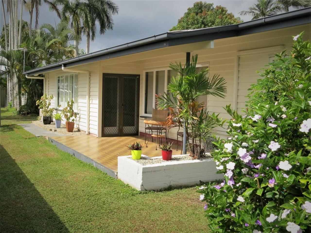 Edge Hill Green Oasis: Central Cairns Retreat Exterior photo